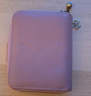 Cartera piel color malva es de piel