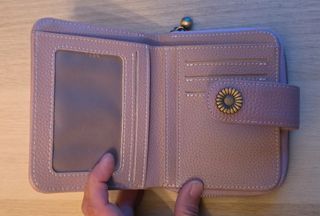 Cartera piel color malva es de piel