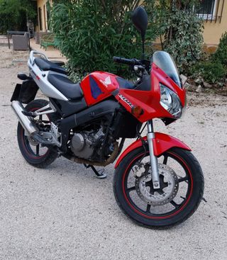 Honda CBR 125cc roja
