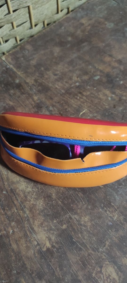 Gafas de sol infantiles con funda y cordon de colg