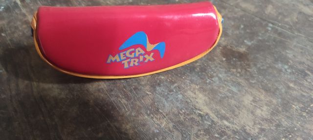 Gafas de sol infantiles con funda y cordon de colg