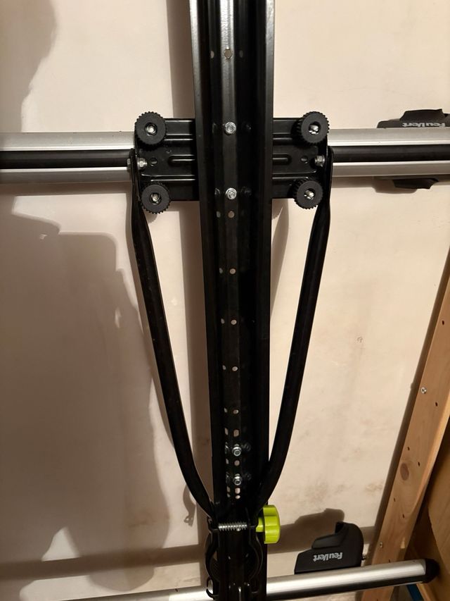 Baca aluminio Feuvert con 2 portabicicletas.