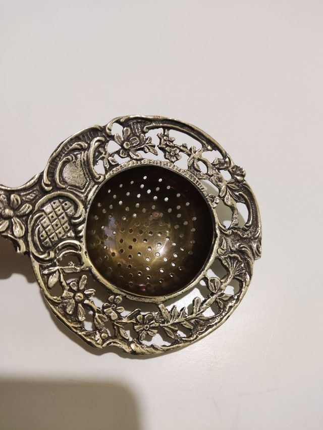 Colino tè antico in ottone argentato