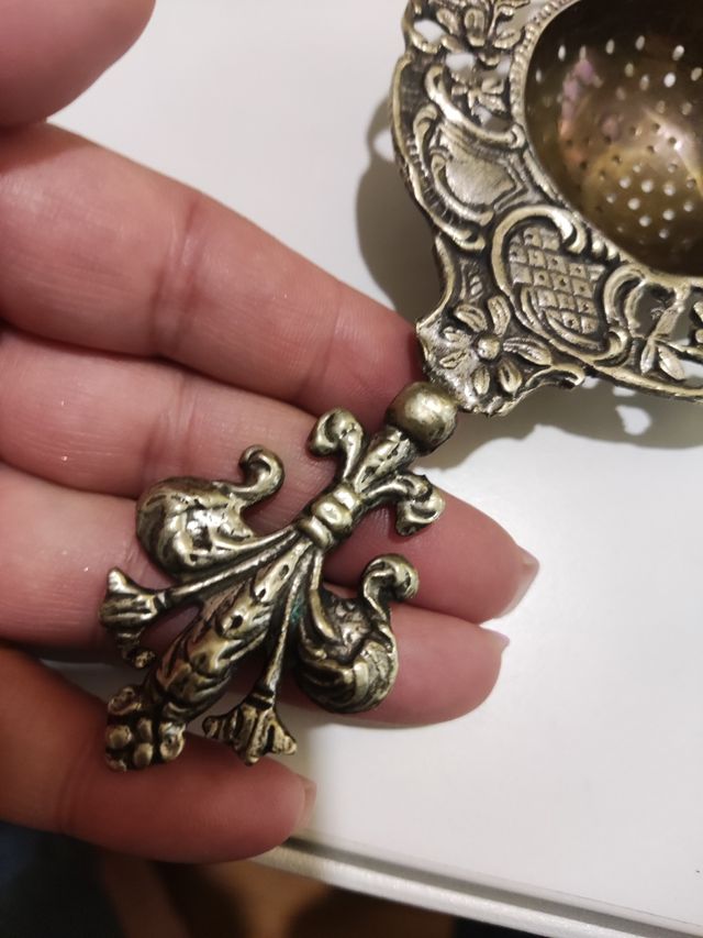 Colino tè antico in ottone argentato