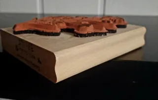 Sello de goma montado en madera