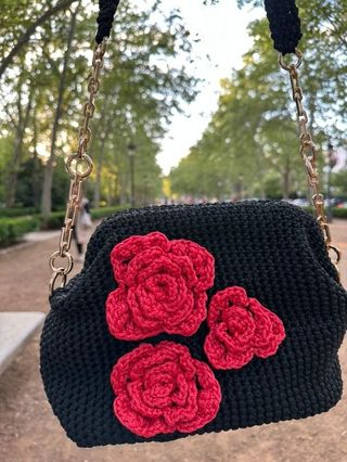 Bolso crochet negro-rojo hecho a mano