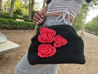 Bolso crochet negro-rojo hecho a mano