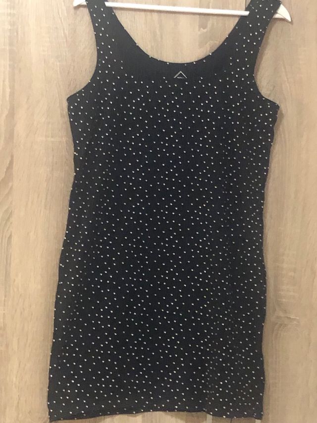 Vestido negro con puntos dorados