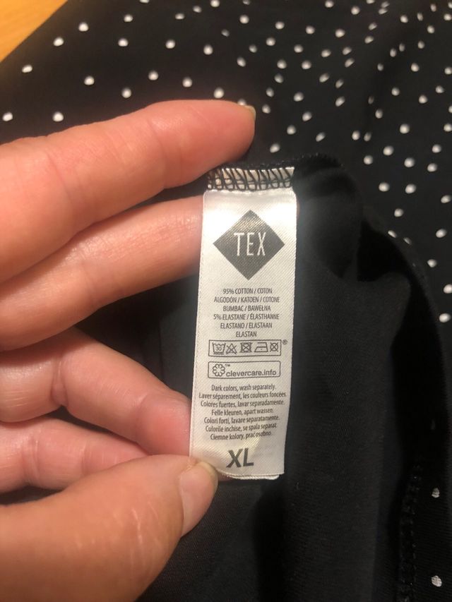 Vestido negro con puntos dorados