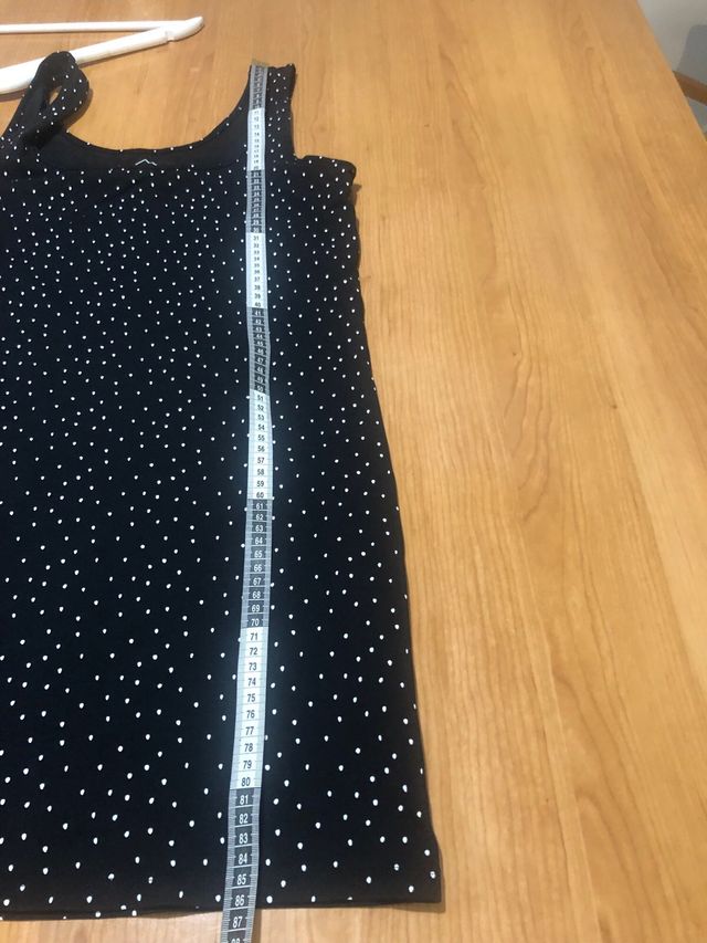 Vestido negro con puntos dorados