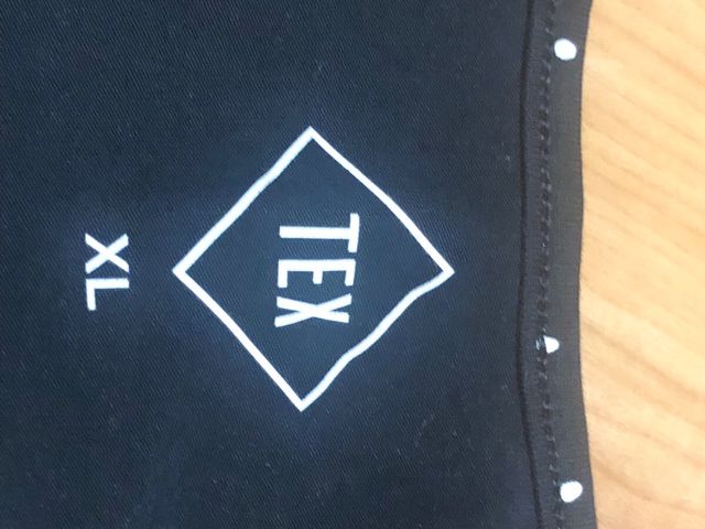 Vestido negro con puntos dorados