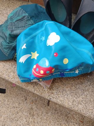 Pinne, cuffia da nuoto, scarpette e visiera
