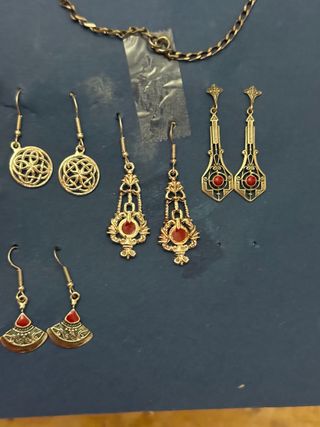 Pendientes dorados y rojos 3pares
9 euros unidad