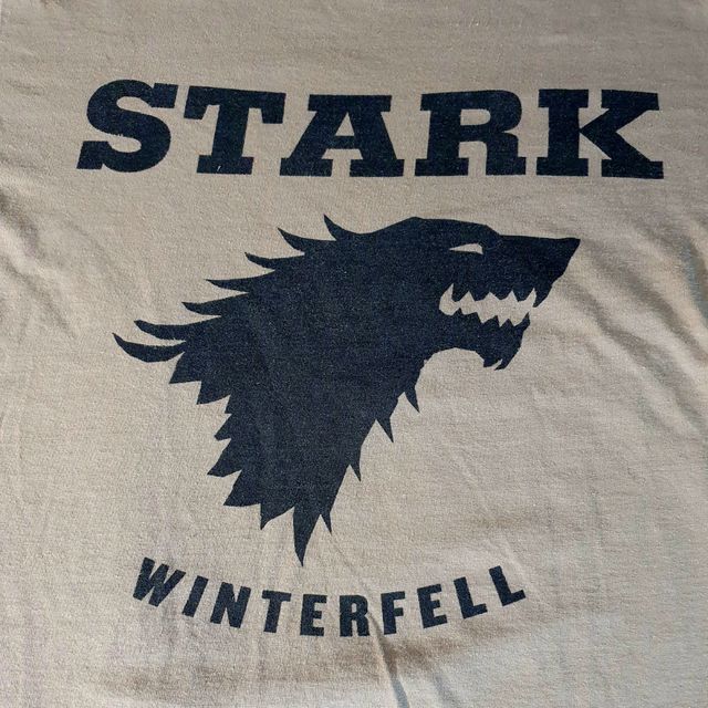 Camiseta HBO Juego de Tronos Stark Winterfell