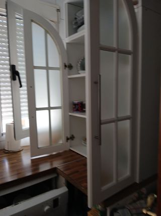 Puertas y marco de madera y cristal.