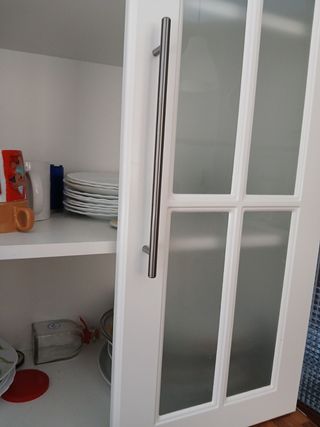 Puertas y marco de madera y cristal.