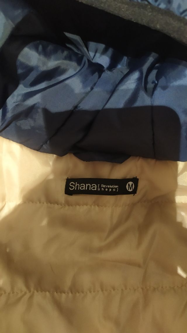 Abrigo azul marino con capucha