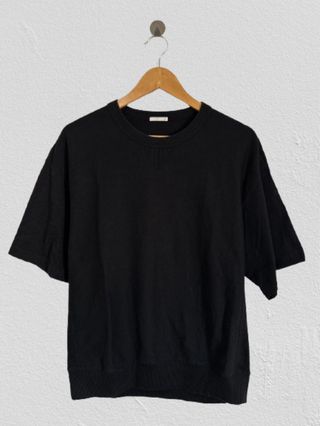 Camiseta negra Uniqlo GU estilo minimal