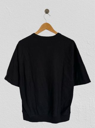 Camiseta negra Uniqlo GU estilo minimal