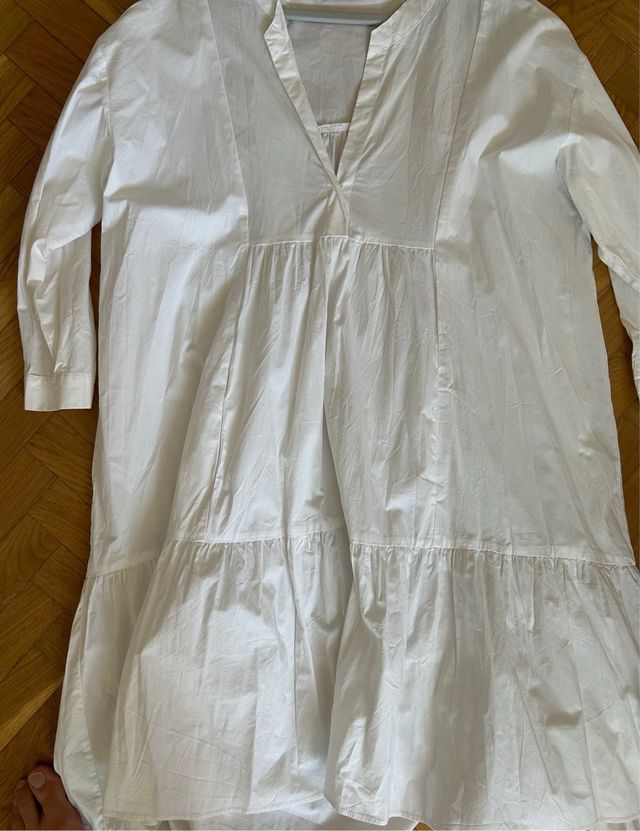 vestido corto, de color blanco de la marca Zara