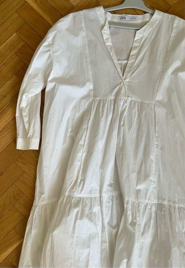 vestido corto, de color blanco de la marca Zara