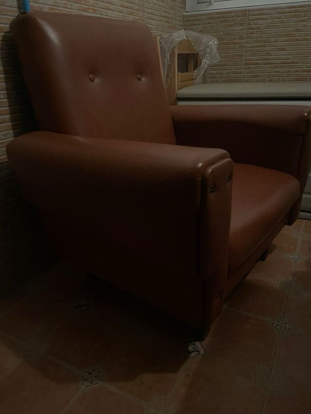Sillón marrón de piel sintética