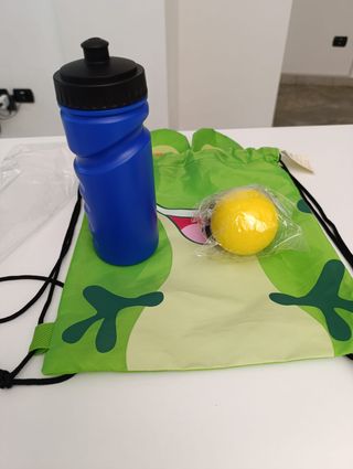 Zainetto rana + borraccia blu + poncho parapioggia