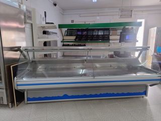 Estanterías, mobiliario variado cierre de tienda