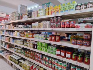 Estanterías, mobiliario variado cierre de tienda