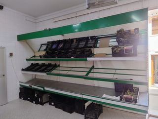 Estanterías, mobiliario variado cierre de tienda