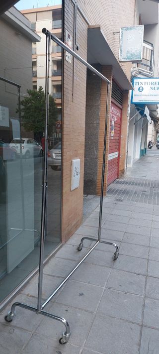 percheros d ropa y mobiliario tienda