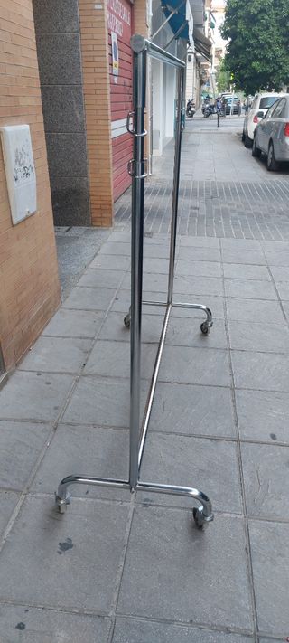 percheros d ropa y mobiliario tienda