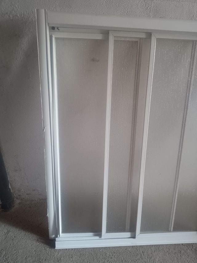 Mampara de aluminio de tres hojas, color blanco