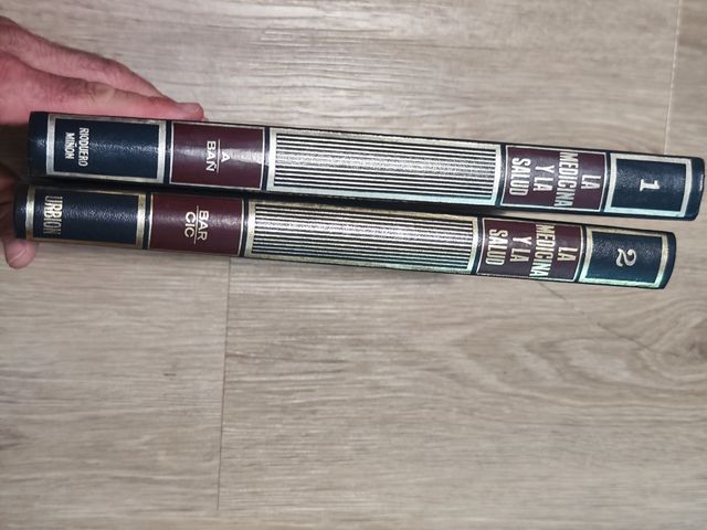 Lote de libros de medicina.