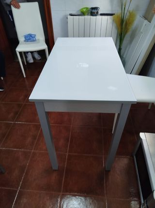 Mesa blanca y 2 sillas grises