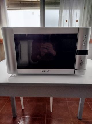 Mesa blanca y 2 sillas grises