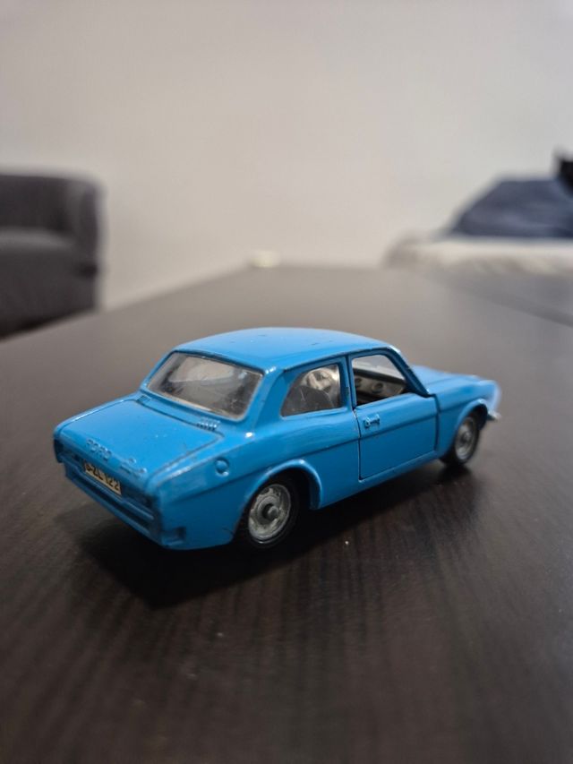 Ford Escort escala 1/43 Mebetoys
