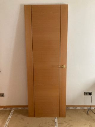Puerta interior, madera, color haya. Como nueva.