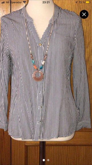 se venden dos blusas y dos colgantes