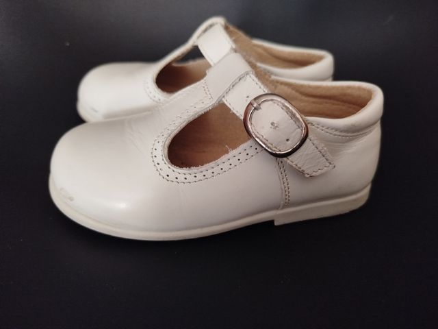 Zapatos blancos niña