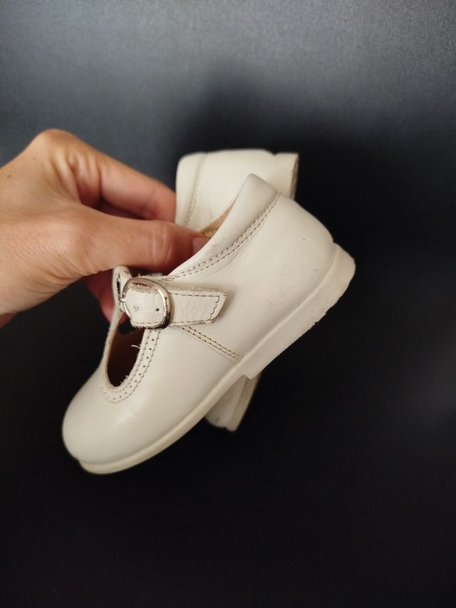 Zapatos blancos niña