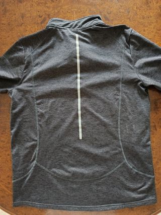 Camiseta térmica gris deportiva