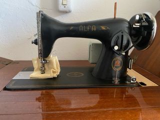 Máquina de coser Alfa Antigua