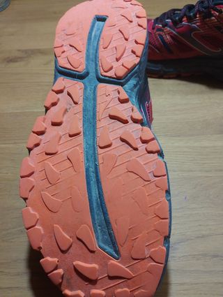 Zapatillas Joma montaña rojas y negras