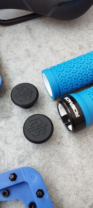 SILLÍN DE GEL, PEDALES Y PUÑOS AZULES.