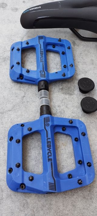 SILLÍN DE GEL, PEDALES Y PUÑOS AZULES.