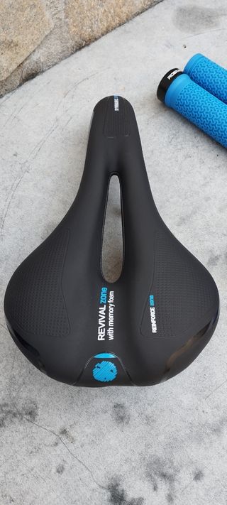 SILLÍN DE GEL, PEDALES Y PUÑOS AZULES.