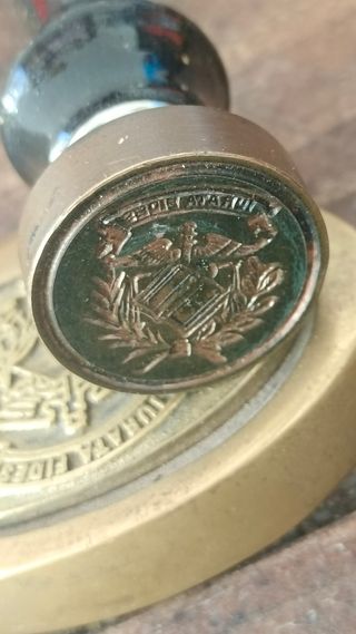 Sello lacre antiguo Iurata Fides y pisapapeles.