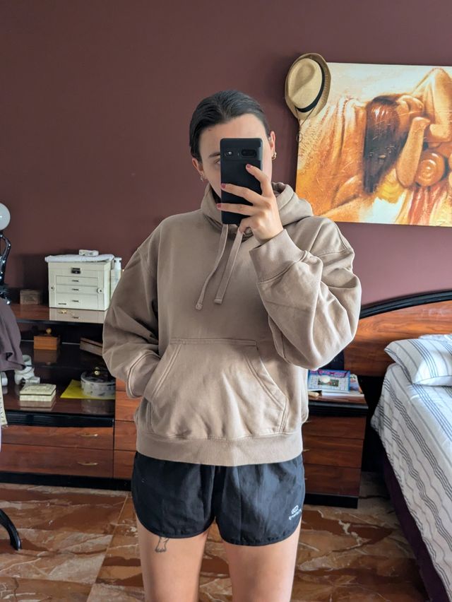 Conjunto Sudadera beige, shorts negro, top blanco