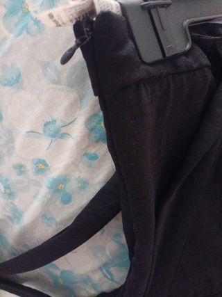 Falda pantalón, negra con lazo y con cremallera.